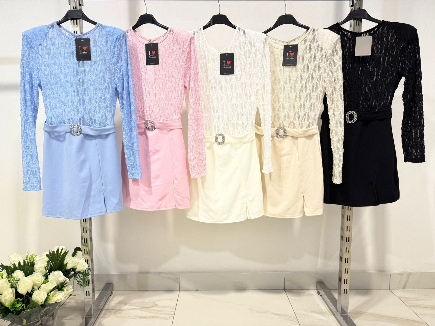 Abito elegante in tessuto leggero con scollo a V e maniche lunghe