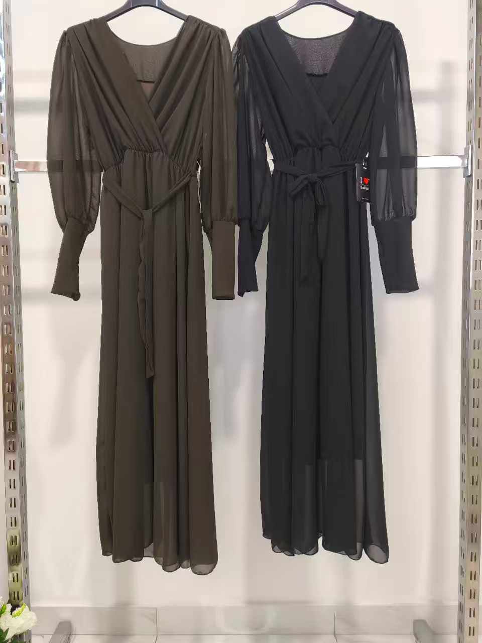 Abito elegante in tessuto leggero con dettagli raffinati