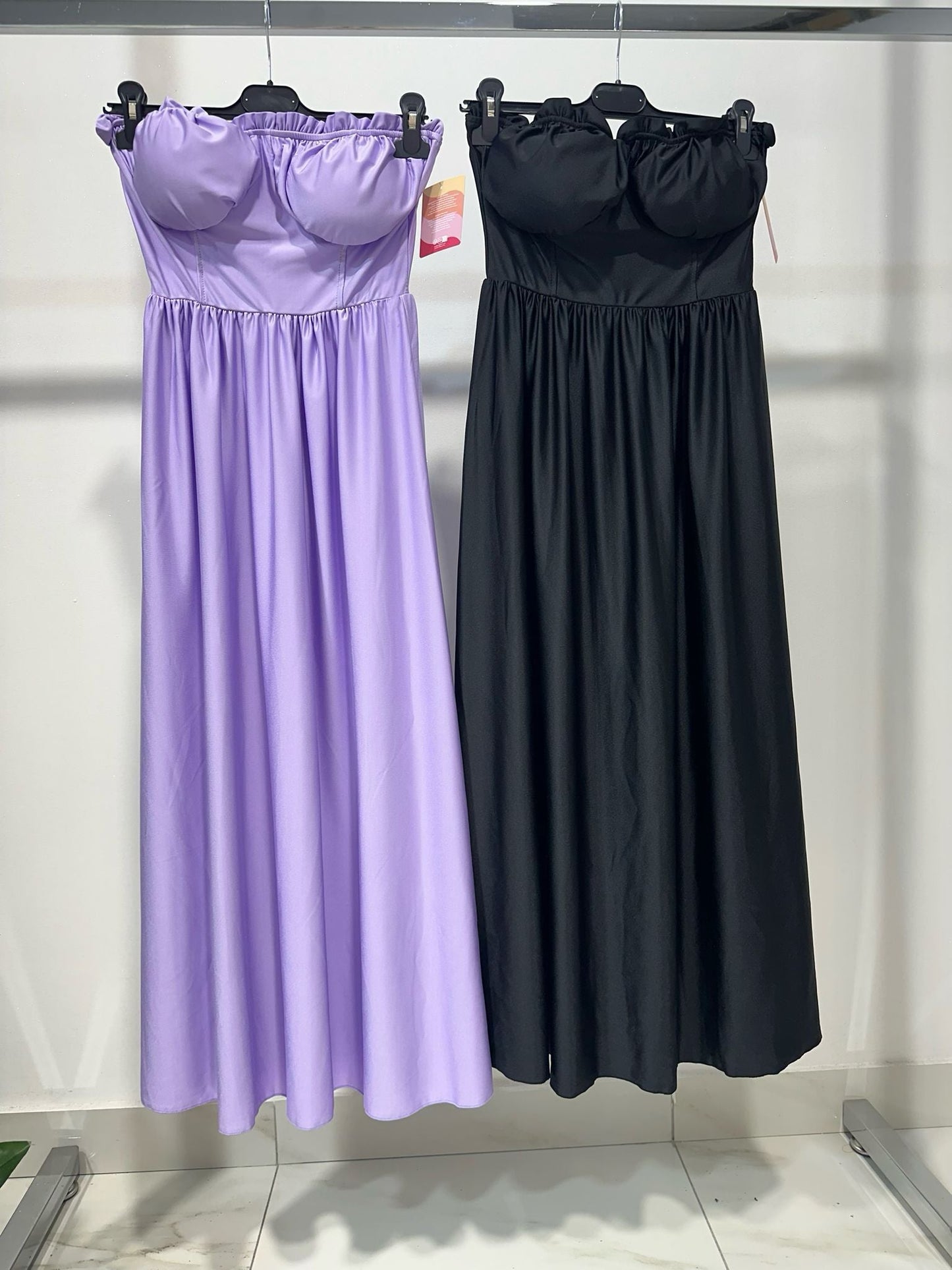 Abito elegante in tessuto leggero con scollo a V