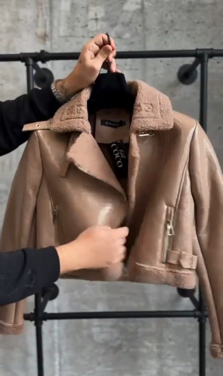 Giacca imbottita con cappuccio regolabile e chiusura a zip