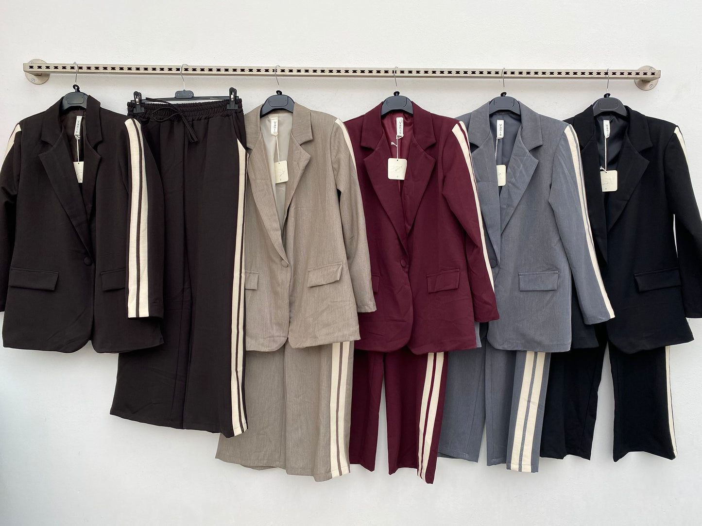 Completo elegante in tessuto leggero con giacca e pantaloni abbinati