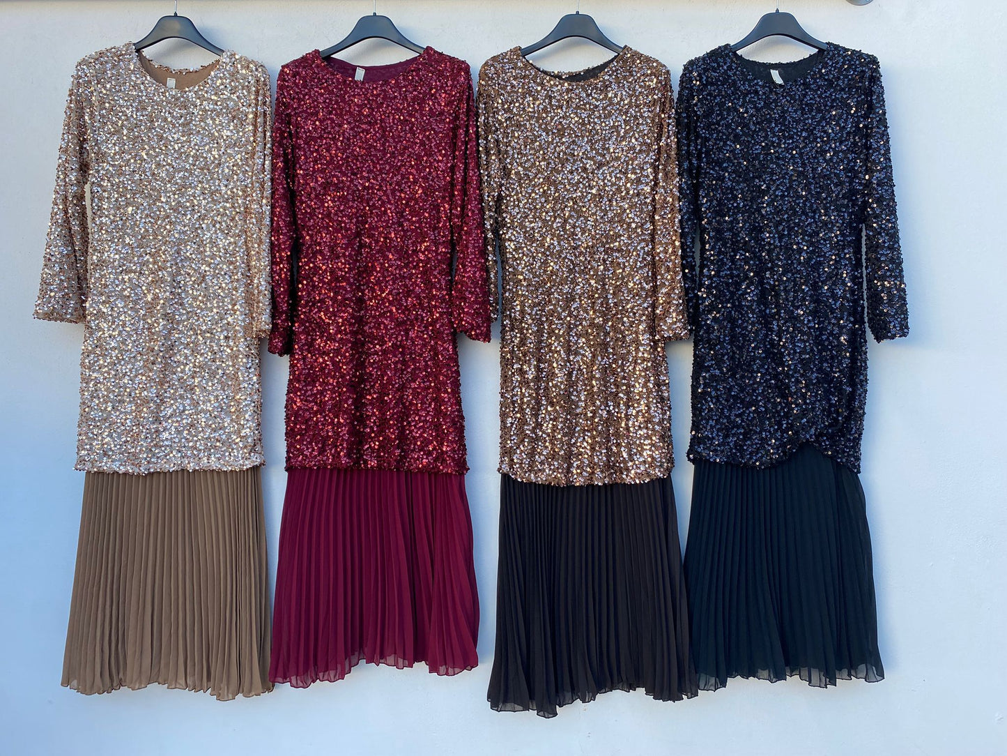 Abito elegante in tessuto leggero con scollo a V e maniche a tre quarti
