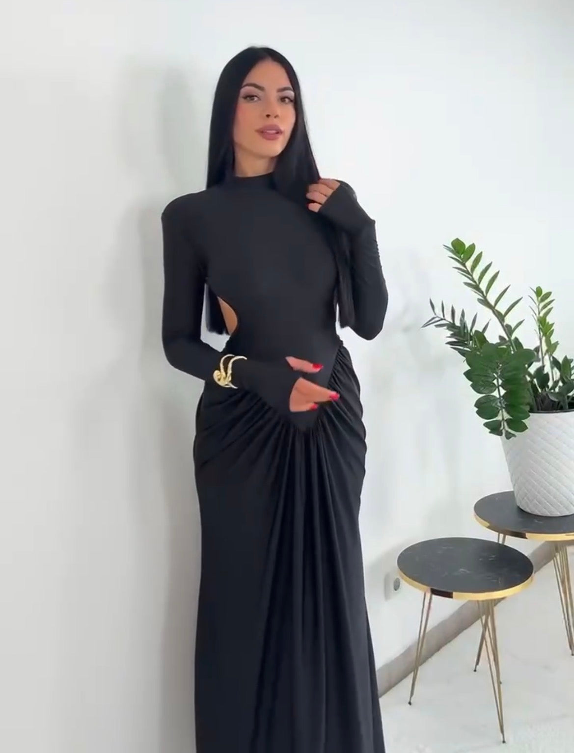 Abito elegante in tessuto leggero con scollo a V e maniche corte