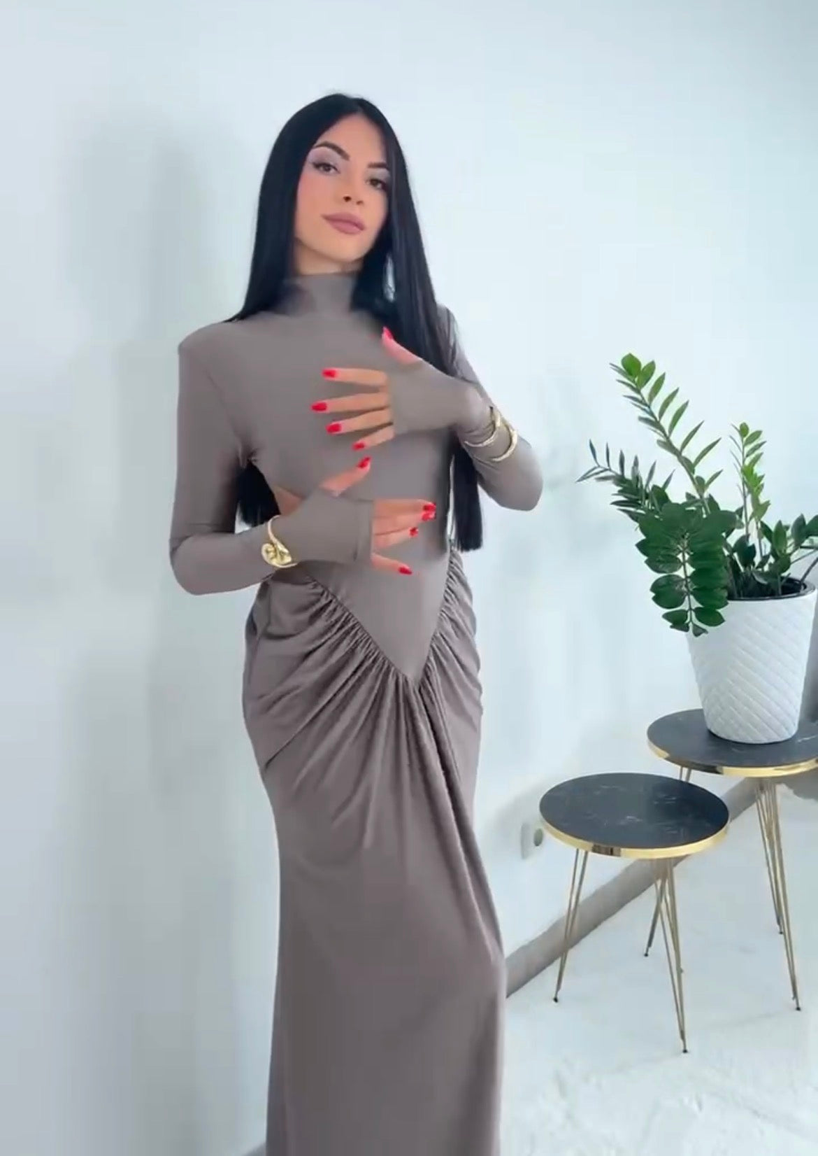 Abito elegante in tessuto leggero con scollo a V e maniche corte