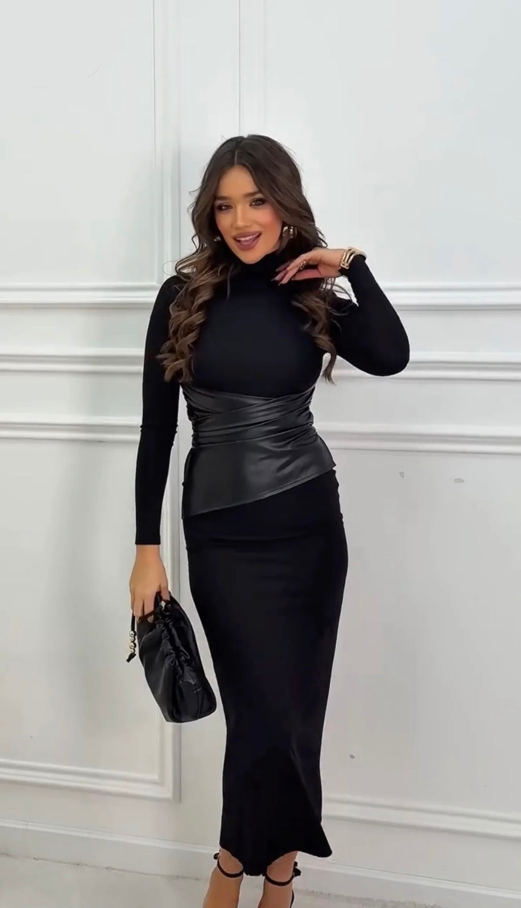 Abito elegante in tessuto leggero con scollo a V e maniche a tre quarti