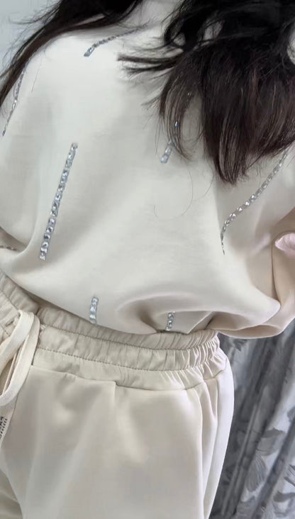 Completo elegante in tessuto leggero con dettagli raffinati