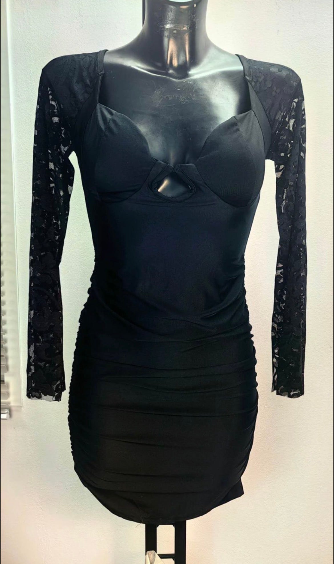 Abito elegante in tessuto leggero con scollo a V e maniche lunghe