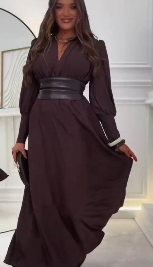 Abito elegante in tessuto leggero con dettagli raffinati