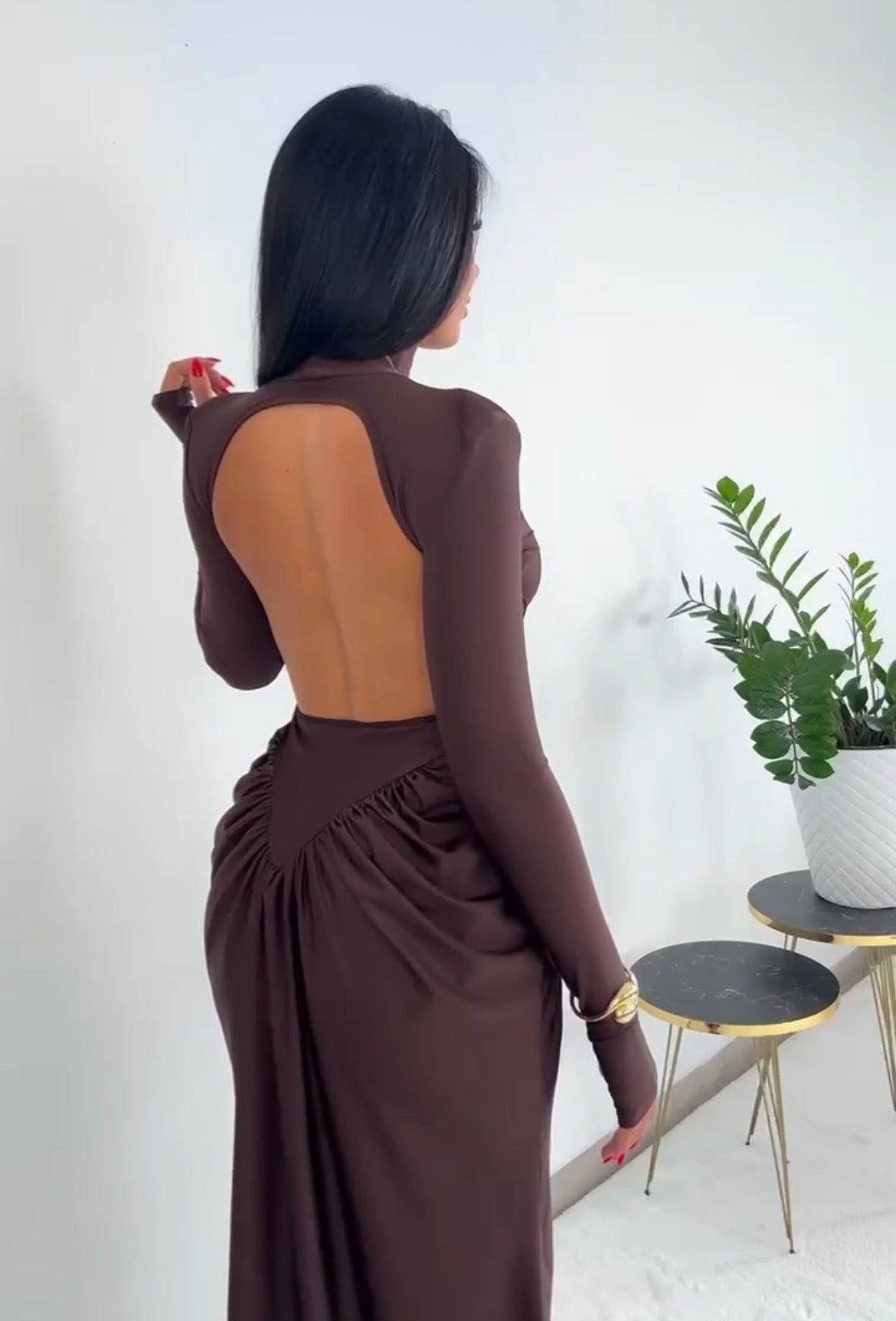 Abito elegante in tessuto leggero con scollo a V e maniche corte