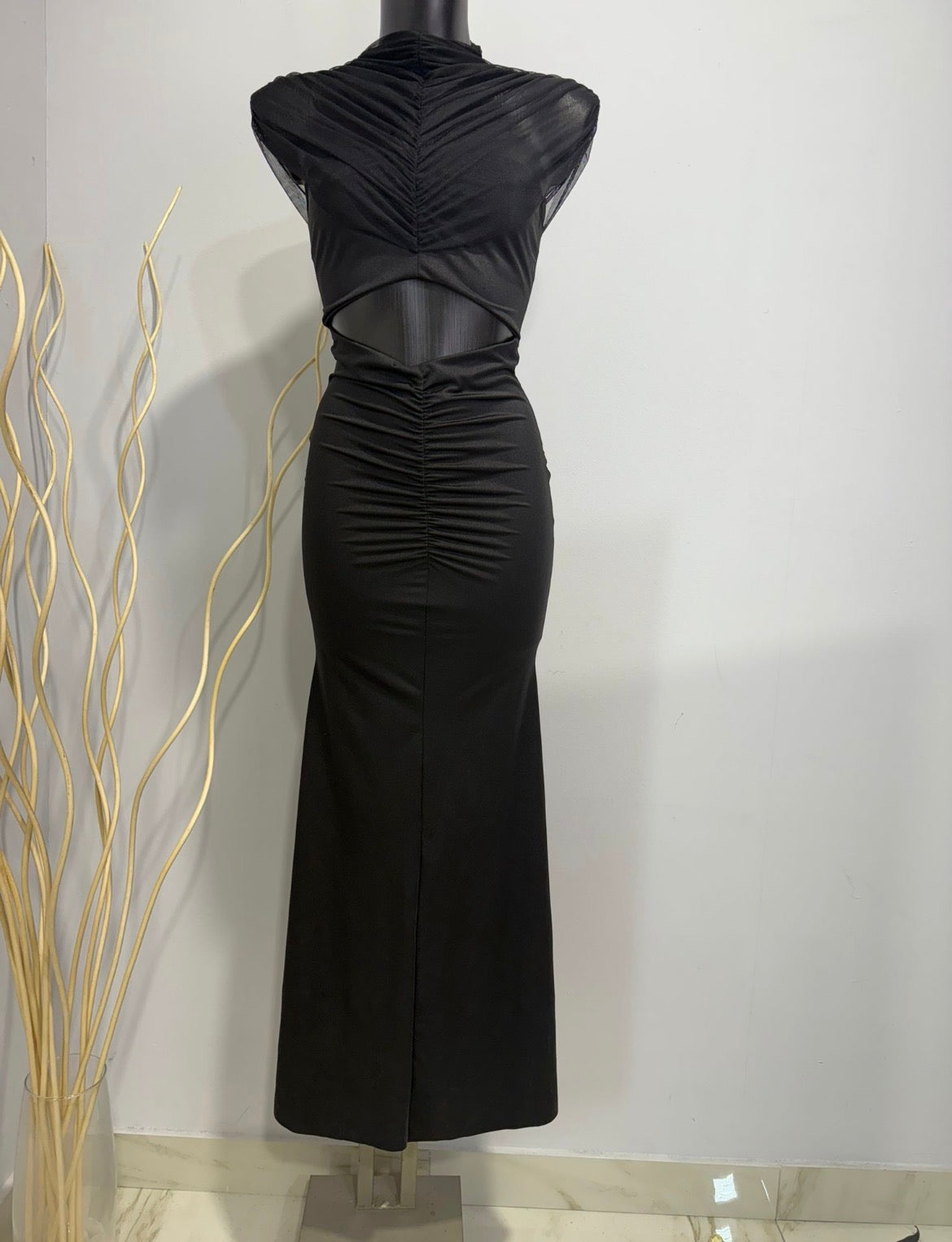 Abito elegante in tessuto leggero con dettagli raffinati