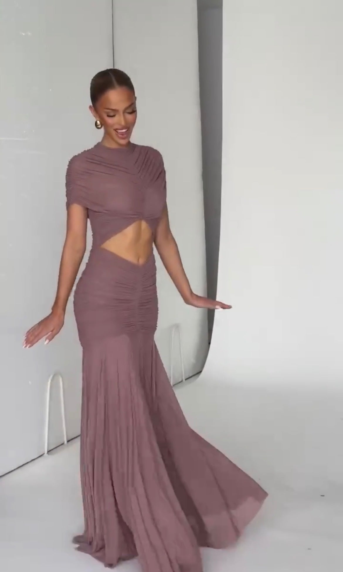 Abito elegante a maniche lunghe con scollo a V e dettagli plissettati