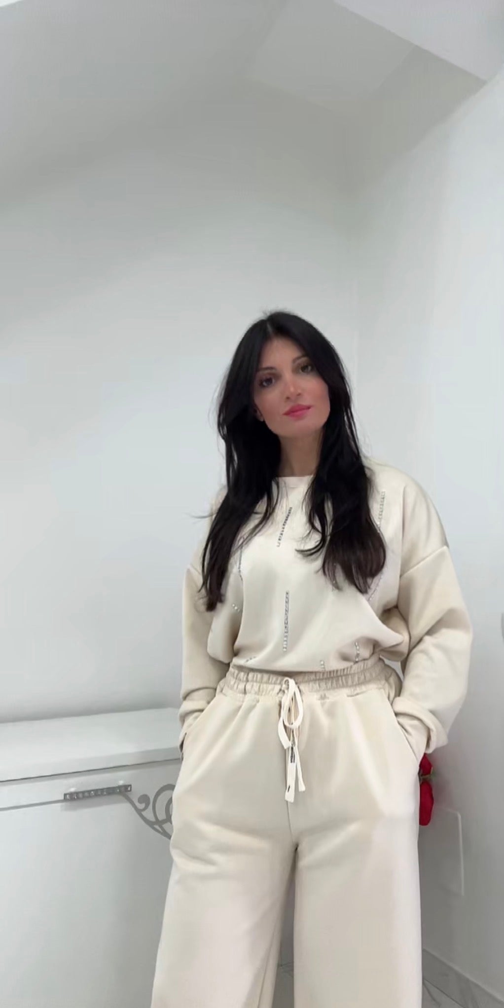 Completo elegante in tessuto leggero con dettagli raffinati