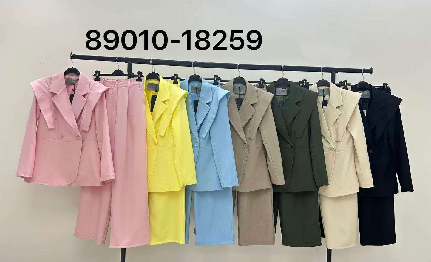 Completo elegante in tessuto leggero con dettagli raffinati
