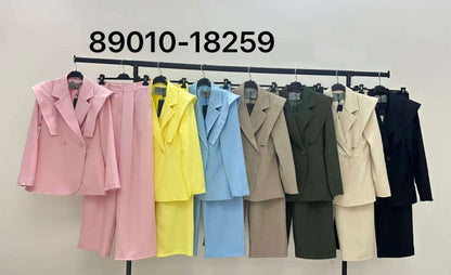 Completo elegante in tessuto leggero con dettagli raffinati