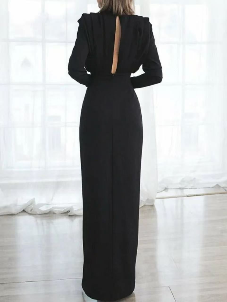 Abito elegante in tessuto leggero con dettagli raffinati.