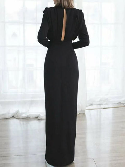 Abito elegante in tessuto leggero con dettagli raffinati.
