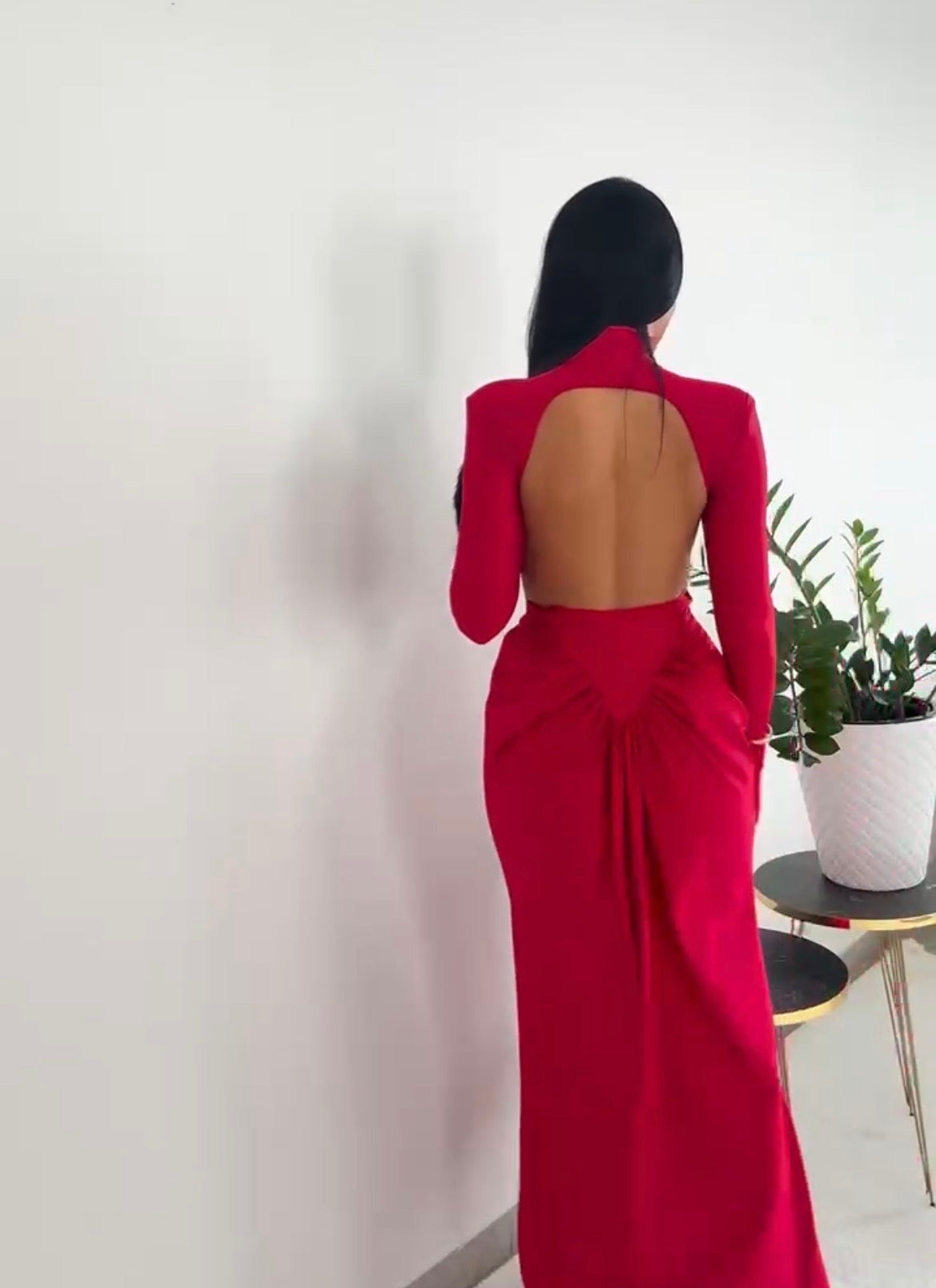 Abito elegante in tessuto leggero con scollo a V e maniche corte