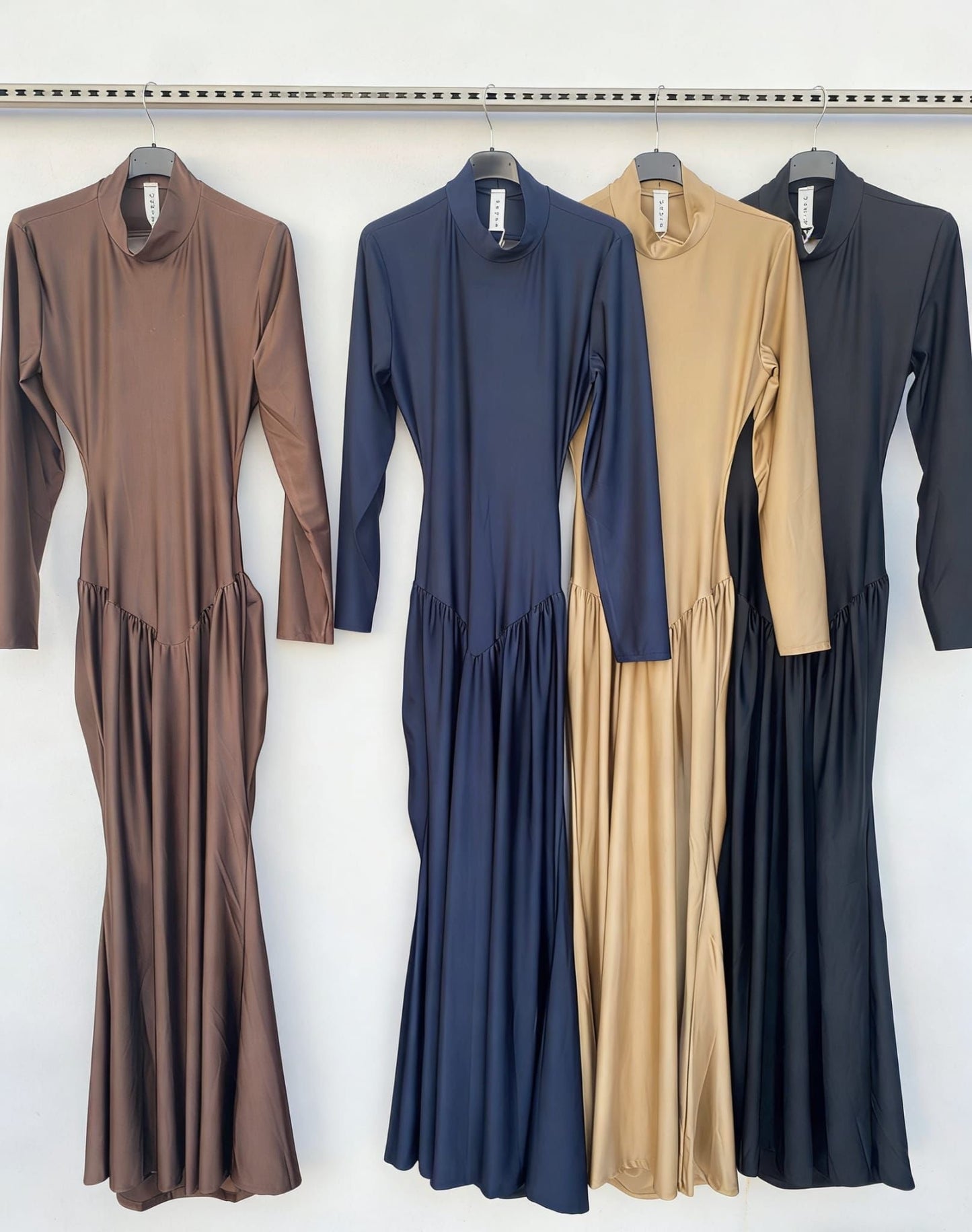 Abito elegante in tessuto leggero con scollo a V e maniche corte