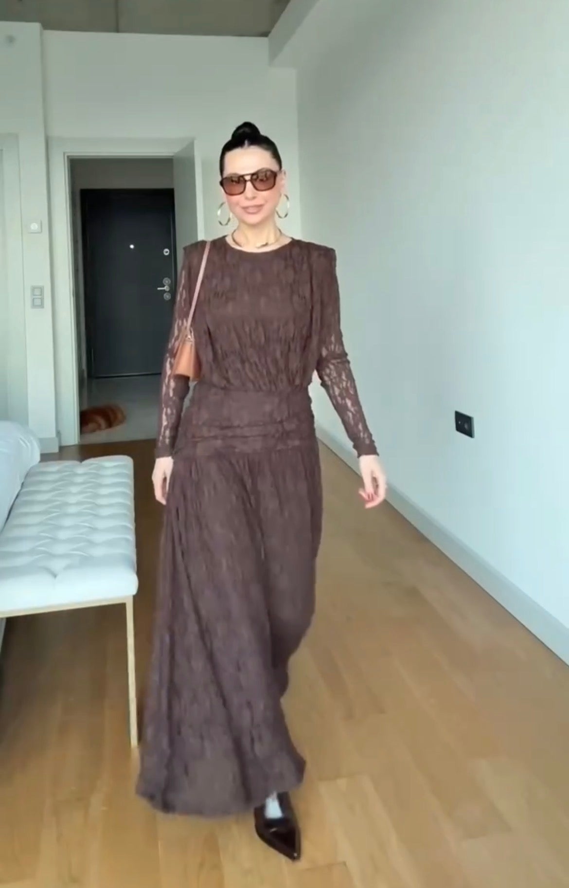 Abito elegante in tessuto leggero con dettagli raffinati