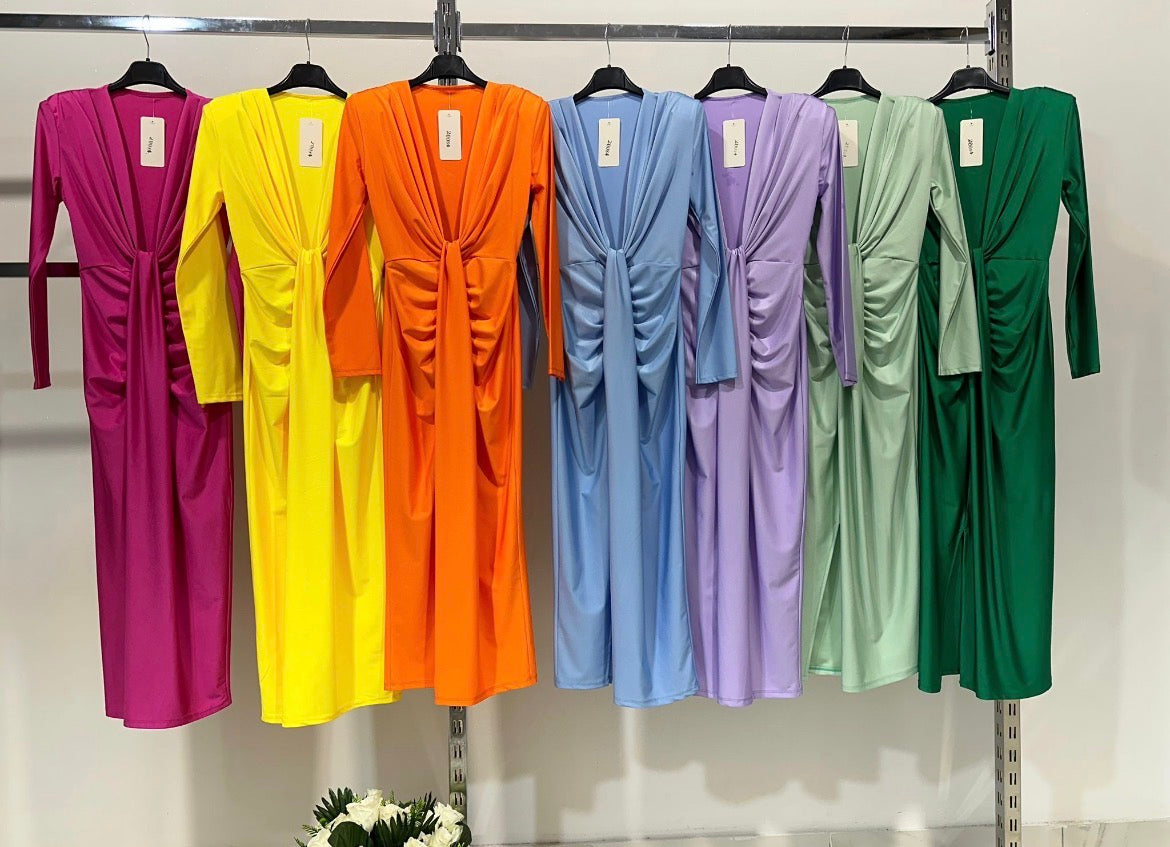 Abito elegante in tessuto leggero con dettagli raffinati
