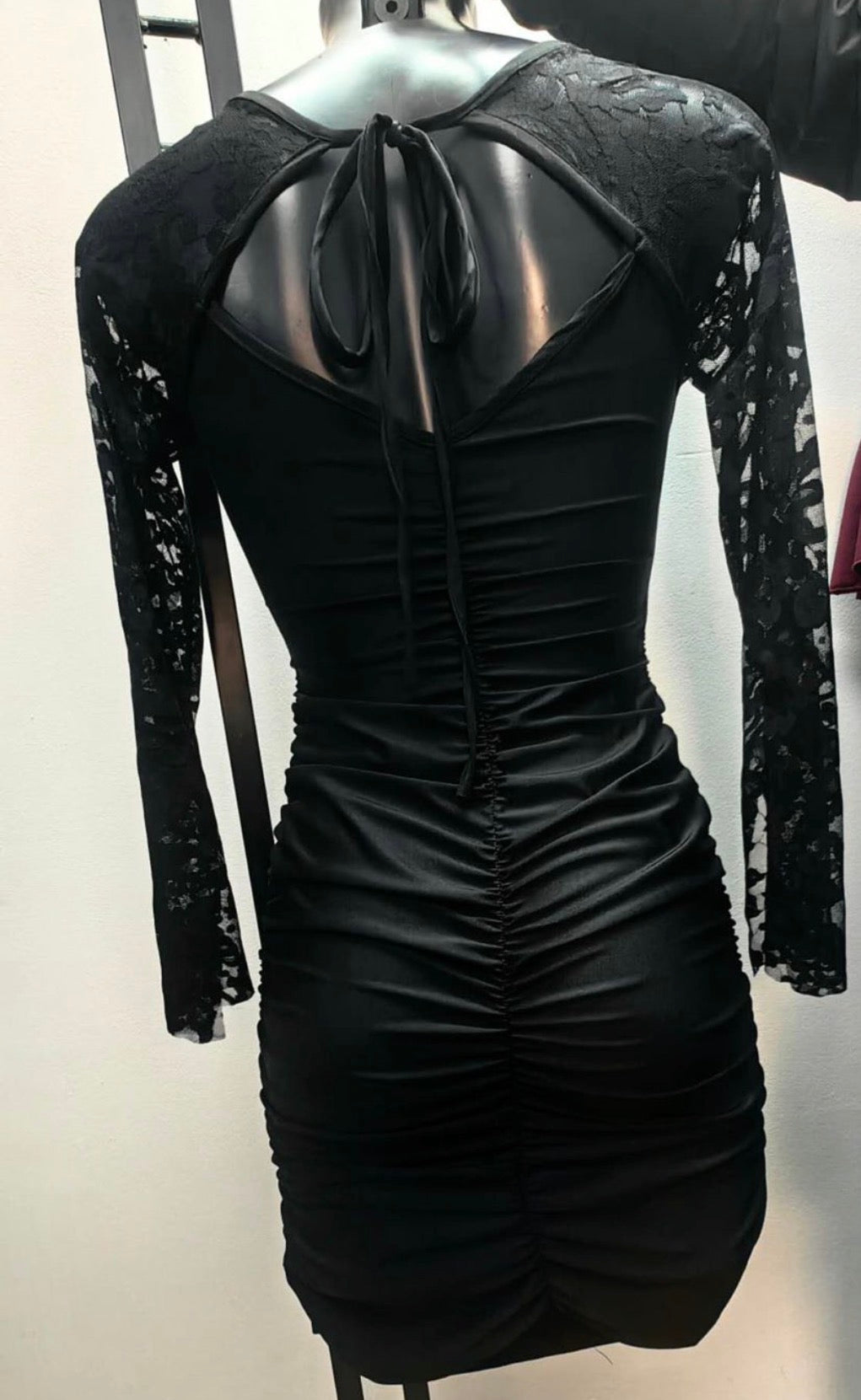 Abito elegante in tessuto leggero con scollo a V e maniche a tre quarti