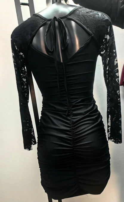 Abito elegante in tessuto leggero con scollo a V e maniche lunghe