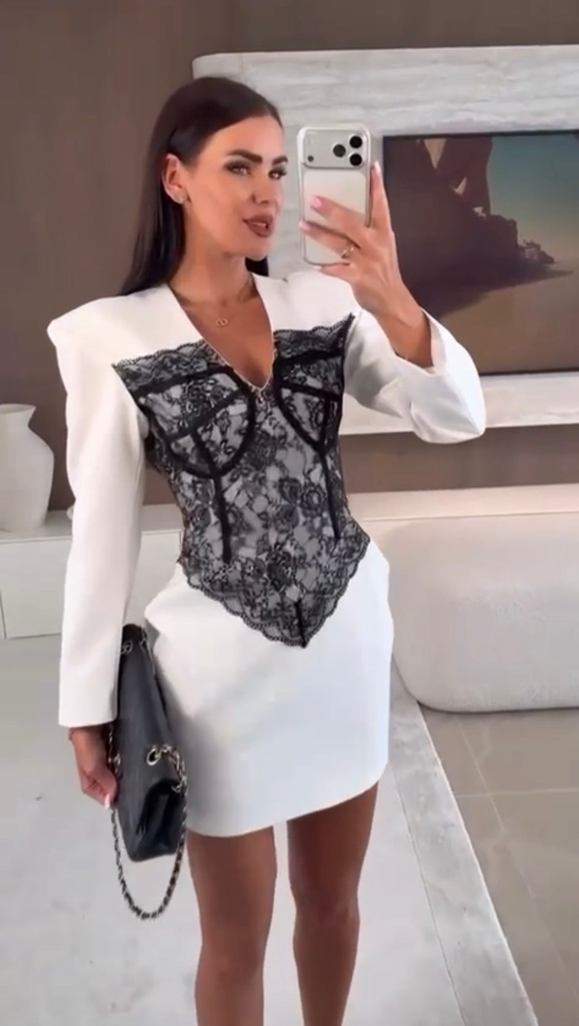 Abito elegante in tessuto leggero con dettagli raffinati
