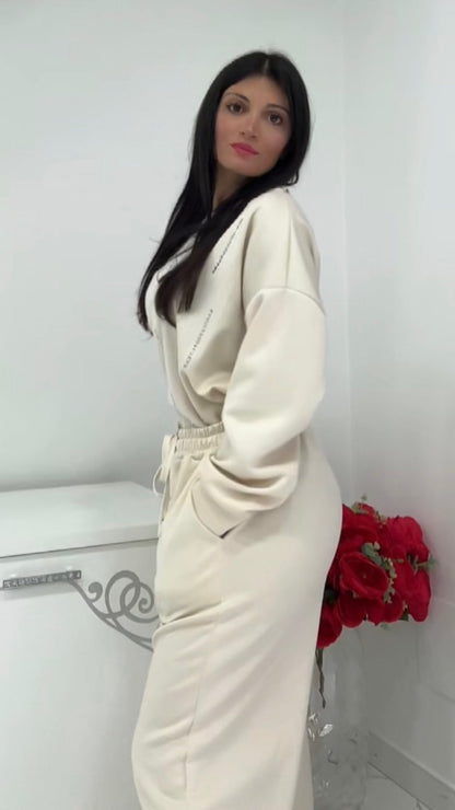 Completo elegante in tessuto leggero con dettagli raffinati