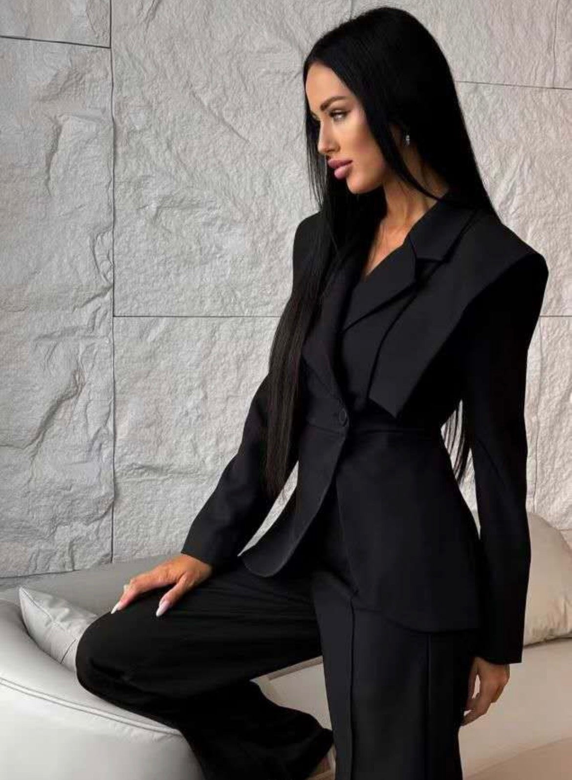 Completo elegante in tessuto leggero con dettagli raffinati