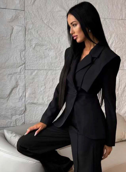 Completo elegante in tessuto leggero con dettagli raffinati