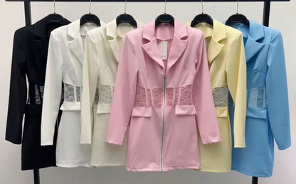 Abito elegante in tessuto leggero con dettagli raffinati