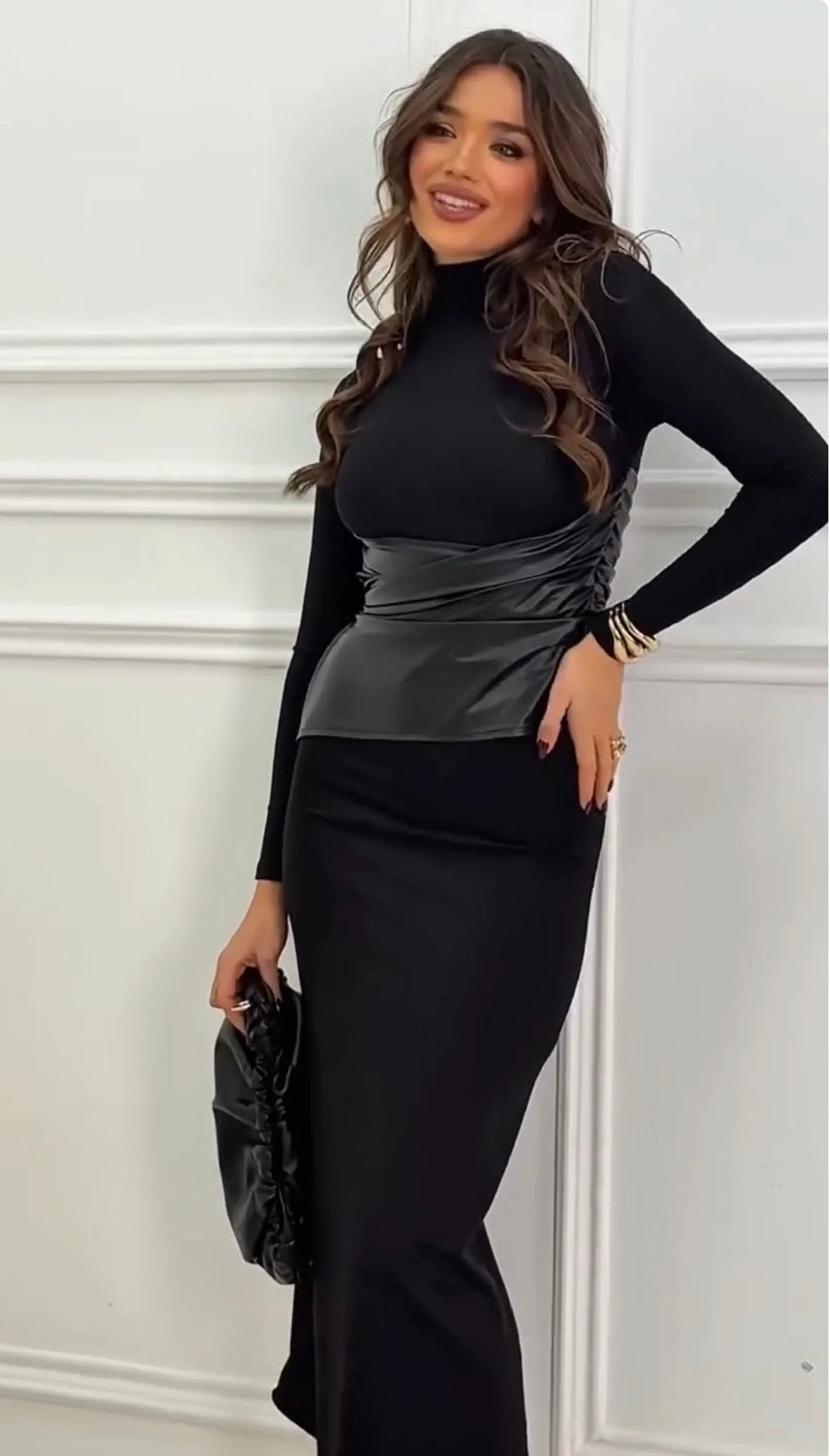 Abito elegante in tessuto leggero con scollo a V e maniche a tre quarti
