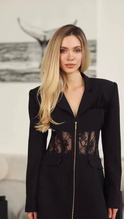 Abito elegante in tessuto leggero con dettagli raffinati