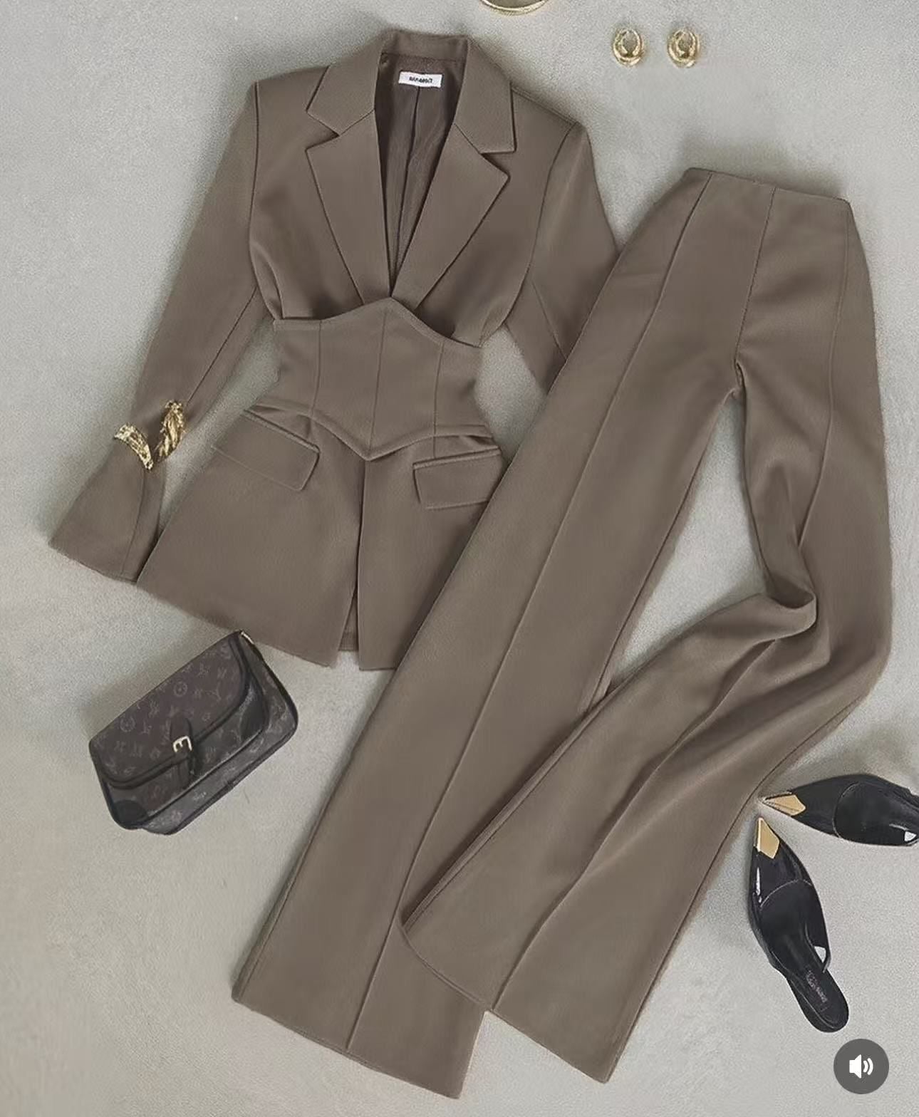 Completo Elegante in Tessuto di Alta Qualità