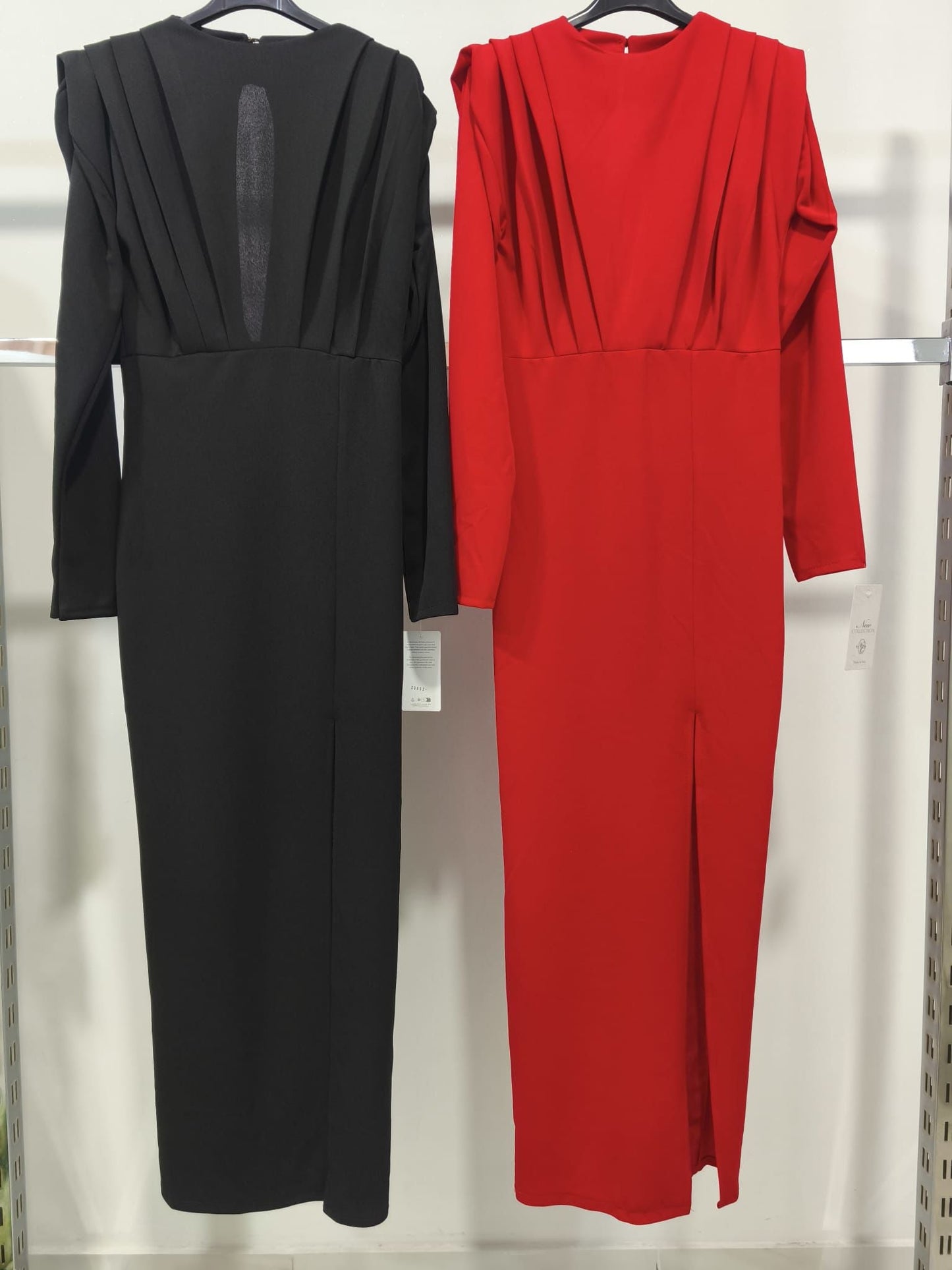 Abito elegante in tessuto leggero con dettagli raffinati.