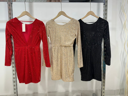 Abito corto in paillettes con scollo profondo sulla schiena