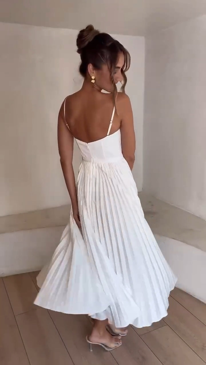 Abito elegante in tessuto leggero con scollo a V e maniche a tre quarti