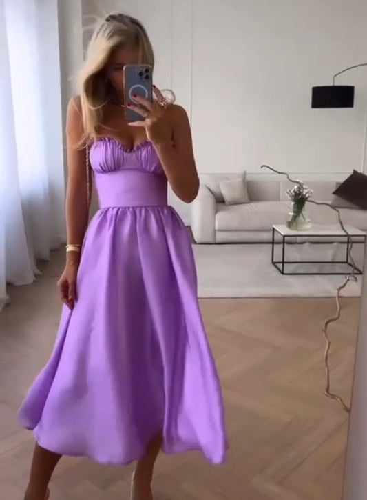 Abito elegante in tessuto leggero con scollo a V