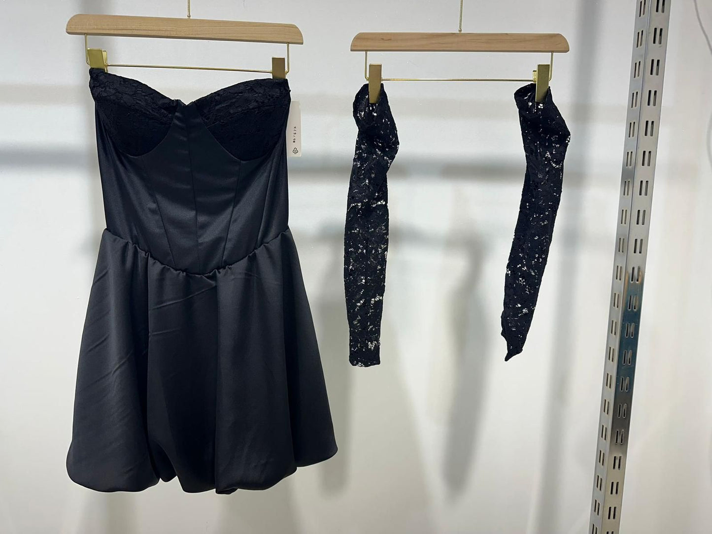 Abito elegante in tessuto leggero con dettagli raffinati