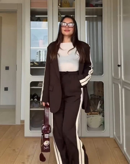 Completo elegante in tessuto leggero con giacca e pantaloni abbinati