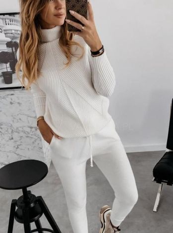 Completo elegante in tessuto leggero con giacca e pantaloni abbinati