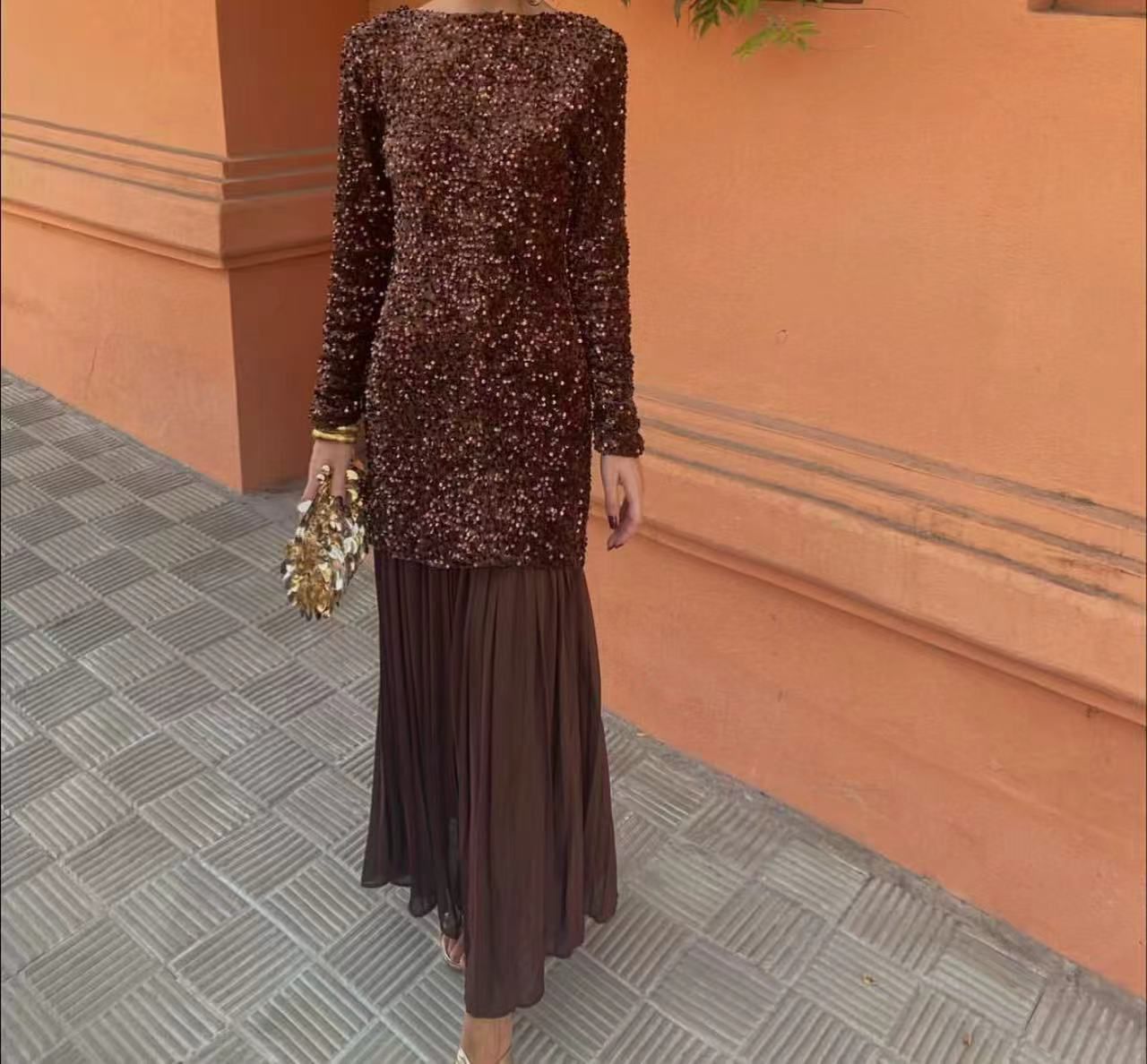 Abito elegante in tessuto leggero con scollo a V e maniche a tre quarti