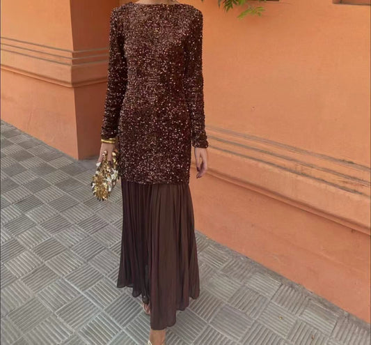 Abito elegante in tessuto leggero con scollo a V e maniche a tre quarti