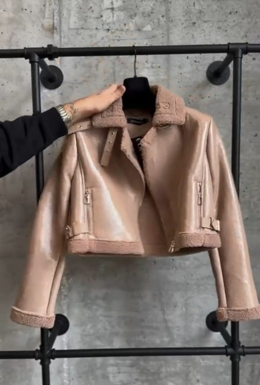 Giacca imbottita con cappuccio regolabile e chiusura a zip