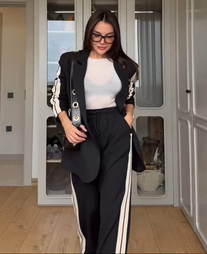 Completo elegante in tessuto leggero con giacca e pantaloni abbinati